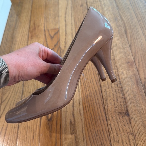 ✨ Bandolino Classic Tan Patent Heels — Size 8 ✨ - Picture 4 of 5